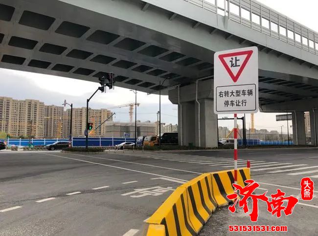 济南历城交警在世纪大道与凤鸣路路口东北角安装了大型车辆右转必停让行违法采集专用电警设备