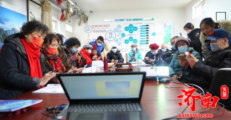 老年人智能手机公益课堂在济南市历下区青年东路社区开课