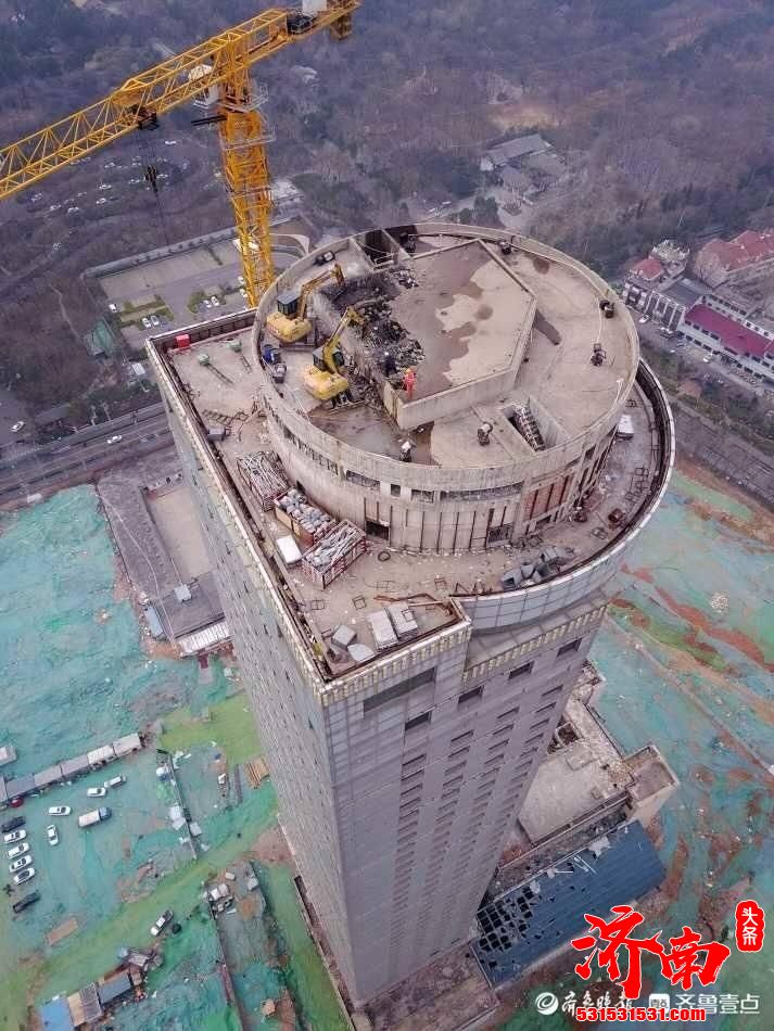 千佛山下157米高的原齐鲁宾馆高层建筑开拆