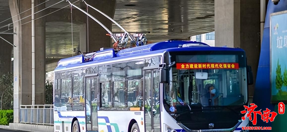 济南“大辫子”无轨电车开始上路行驶，负责BRT10号线的运营