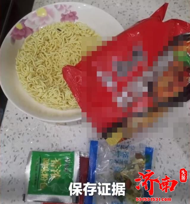 康师傅方便面的面饼中发现疑似老鼠屎