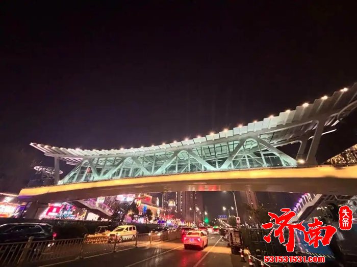 济南市槐荫区兴福寺路连接印象济南·泉世界与弘阳广场的人行过街天桥如期投入使用