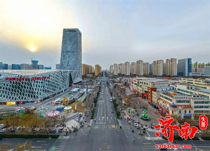 济南市槐荫区兴福寺路连接印象济南·泉世界与弘阳广场的人行过街天桥如期投入使用