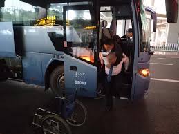 暖心！乘客坐轮椅上车不便，济南公交驾驶员和乘客齐帮忙