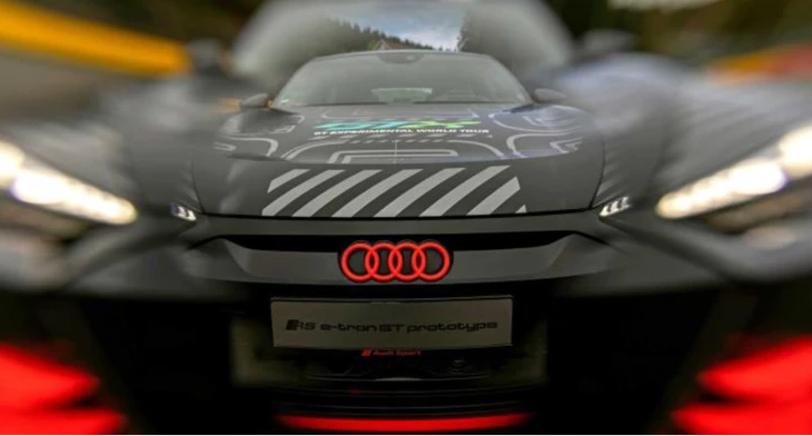 奥迪RS e-tron GT原型车实车图曝光 将采用三电机系统