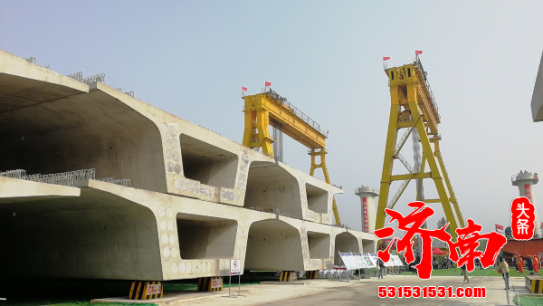 济南轨道交通集团建设的济莱高铁首孔箱梁架设成功