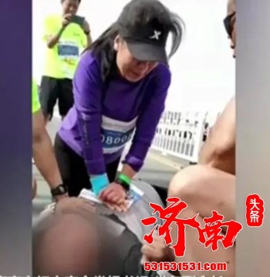 江苏盐城马拉松比赛现场有参赛选手突然晕倒 跑友们立即上前救援
