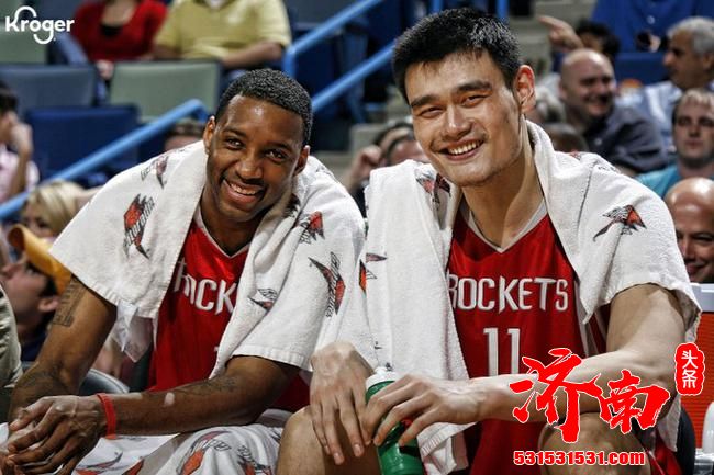 NBA火箭官方晒旧照片：麦蒂和姚明的合照 中国球迷美好回忆