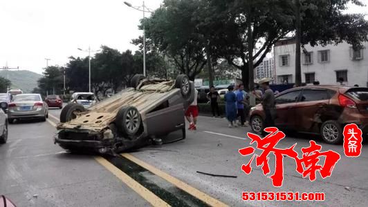 济南交警：追尾后突然逆行 连撞数车后侧翻——致4人伤，这辆出租车怎么了？