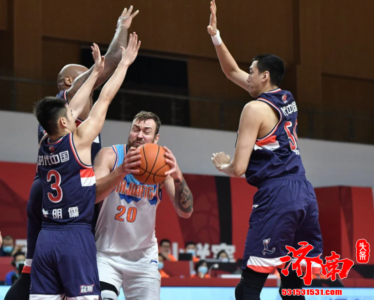 一场惊心动魄的对战 最终广州队以93比90险胜新疆男篮 收下了一场艰难的胜利