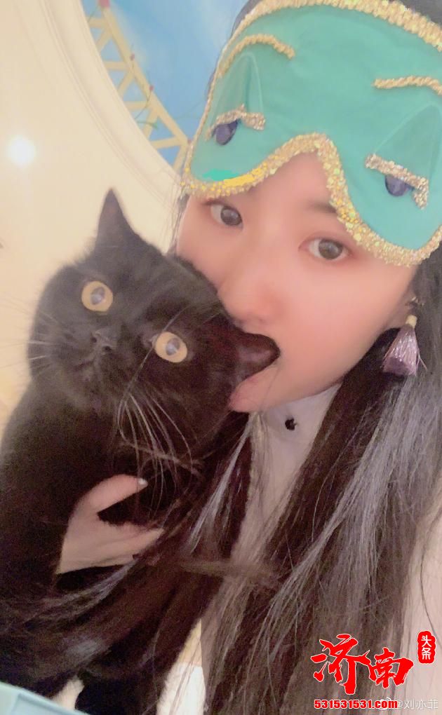 刘亦菲穿睡衣抱黑猫cos赫本 戴同款眼罩再现经典