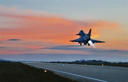 空军航空兵某团数架战机呼啸起飞，开展夜间多要素、多课目飞行训练