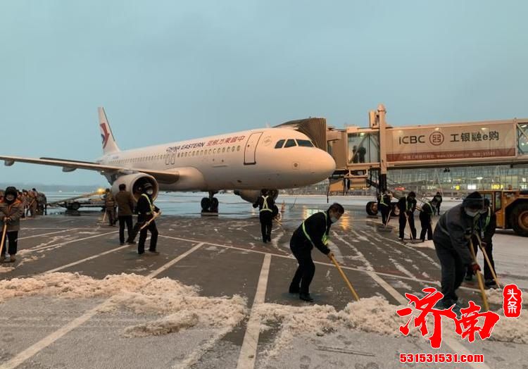 济南降起大雪 机场工作人连夜进行除冰雪工作 确保航班能顺利继续