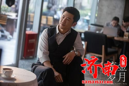 演员王骁在热播剧《流金岁月》中，一副意气风发的职场精英形象