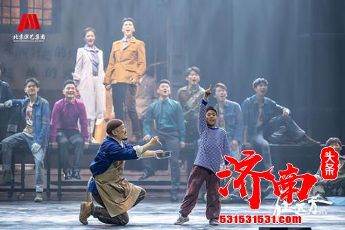 由阿云嘎主演的音乐剧《在远方》在上汽·上海文化广场上演