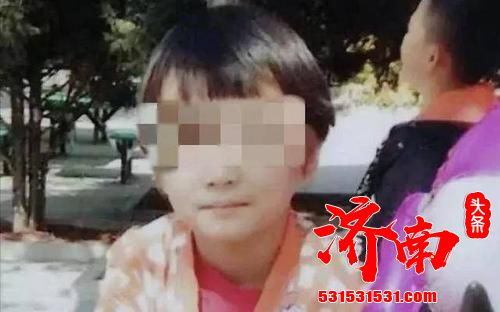 云南7岁女孩学校内疑遭猥亵受伤，家长校门口下跪求公道，官方通报！