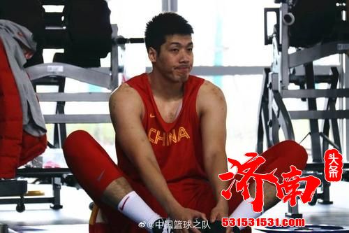 中国男篮集训，昨日进行了力量训练和战术配合训练