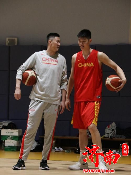 中国男篮集训，昨日进行了力量训练和战术配合训练