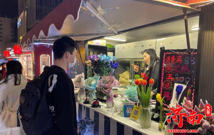 这个春节不少济南市民买来鲜花装饰家中 鲜花店的生意已经比平时翻了几番