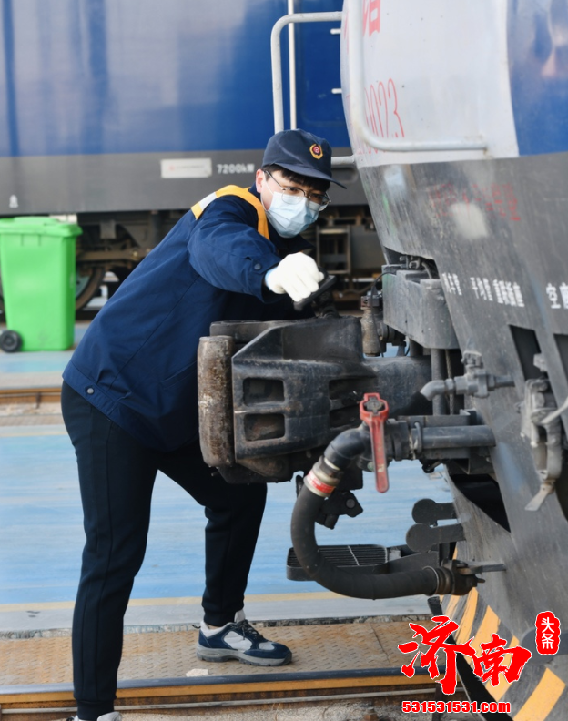 既然选择了济南火车司机这个行业就要坚持下去 保障所驾驶机车货物的安全是最重要的责任