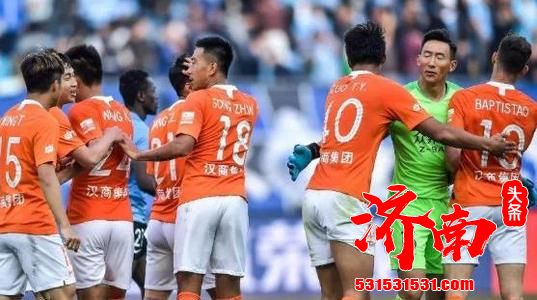 武汉卓尔三名球员周通、刘毅、江子磊公开讨薪，引发球迷热议