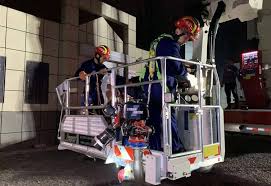 济南消防利用101米登高平台消防车救下两名工人