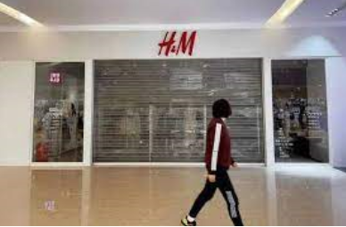 济南两家H&M门店暂停营业 店内乌灯黑火