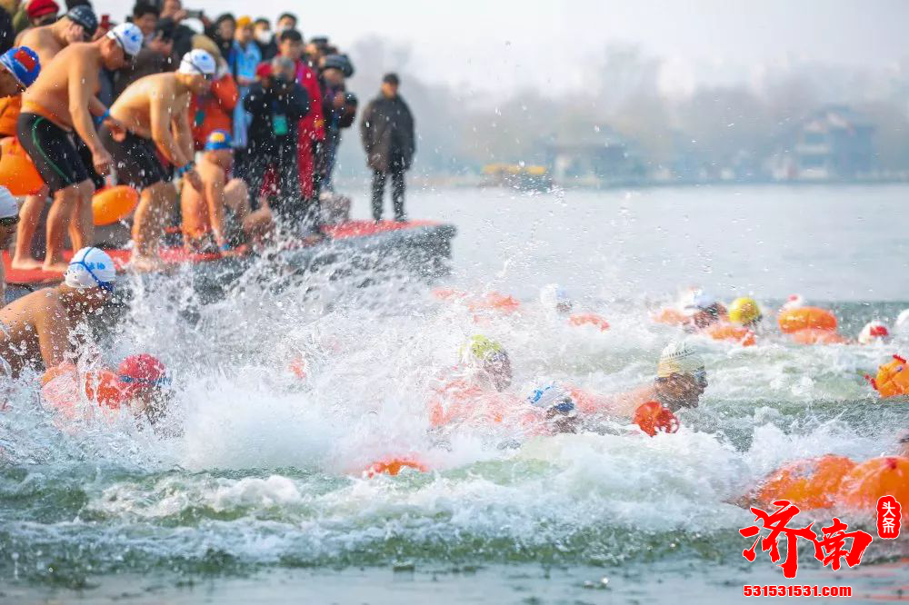 2021年第九届济南冬季畅游泉水国际公开赛在济南大明湖风景区举行