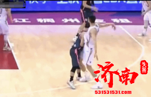 徐杰也有在浙江球员投篮时，疑似将脚放在对方下面的行为，引起京媒不满