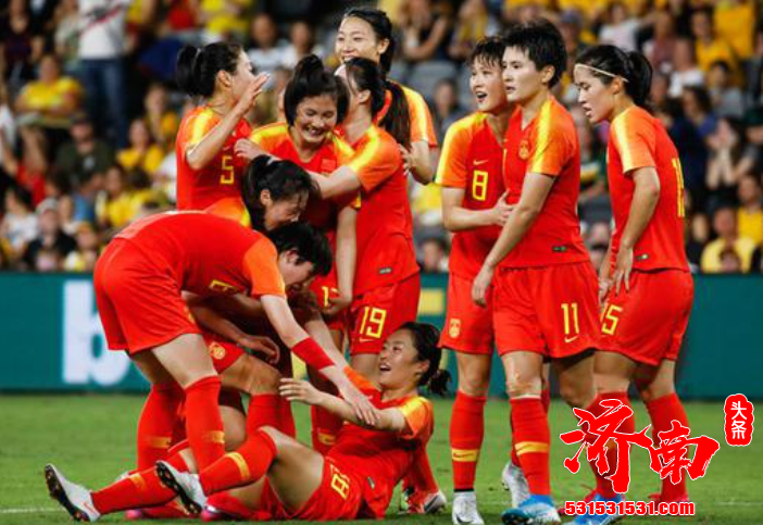 比赛进行到第70分钟，中国女足前锋唐佳丽在对方禁区内被踢倒在地，当值主裁果断判罚点球。王霜走上了点球点，助跑