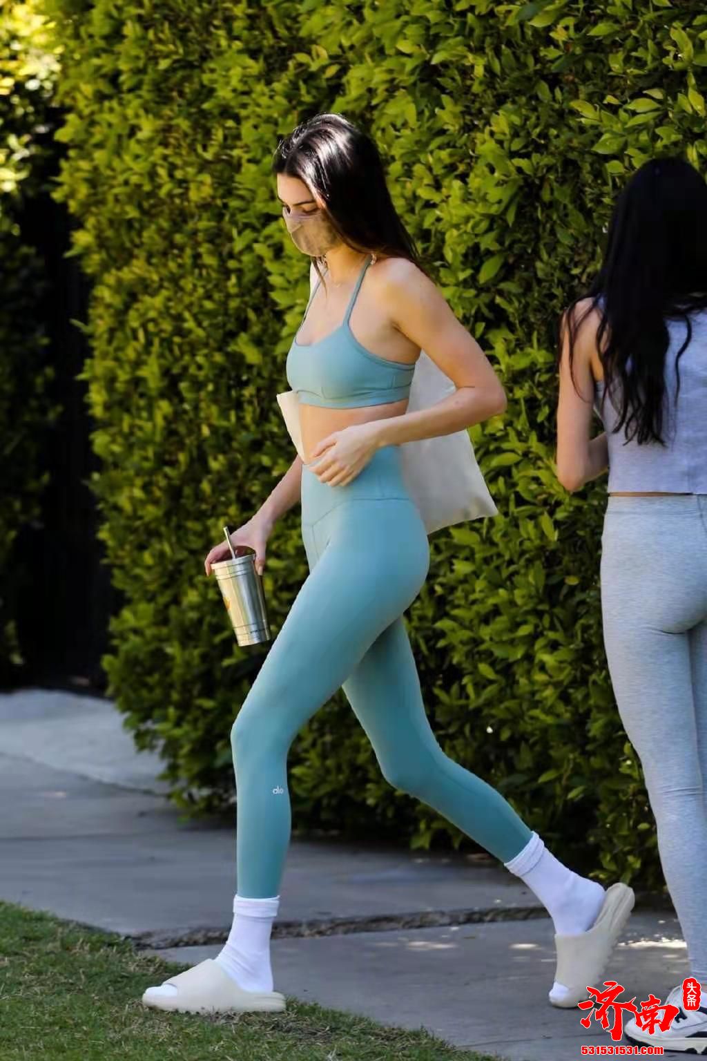肯豆Kendall Jenner外出健身照 健身运动内衣搭配同款紧身裤