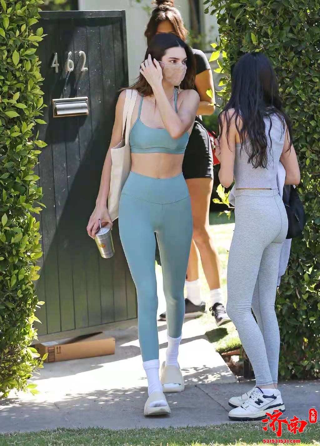 肯豆Kendall Jenner外出健身照 健身运动内衣搭配同款紧身裤