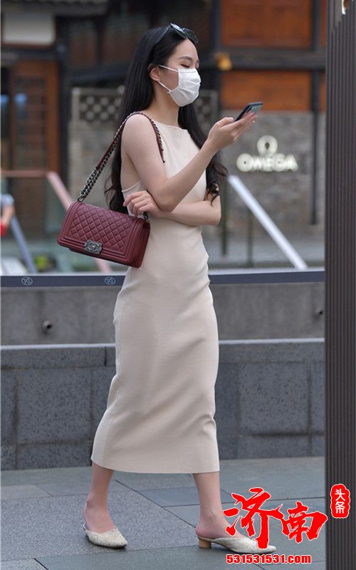 街拍时尚气质性感美女 穆勒鞋搭配米色连衣裙