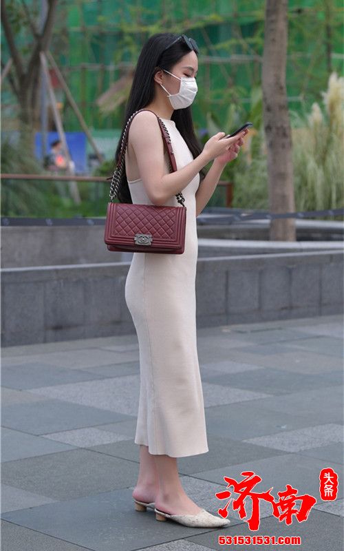 街拍时尚气质性感美女 穆勒鞋搭配米色连衣裙