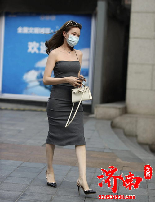 街拍气质性感美女 经典灰色连衣长裙简约低调贴身而不紧绷