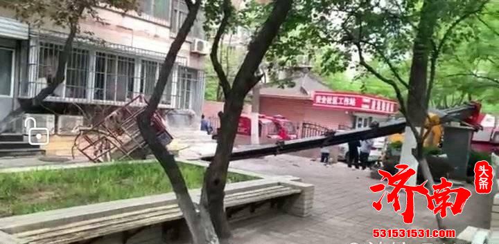 济南市佛山苑小区，一辆升降机发生倾倒