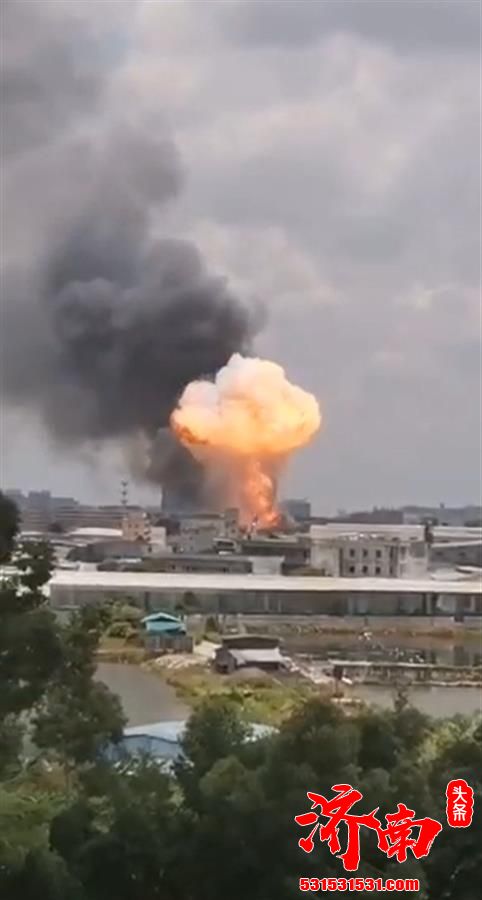 广西贵港桂平市一公司发生爆响腾起蘑菇云