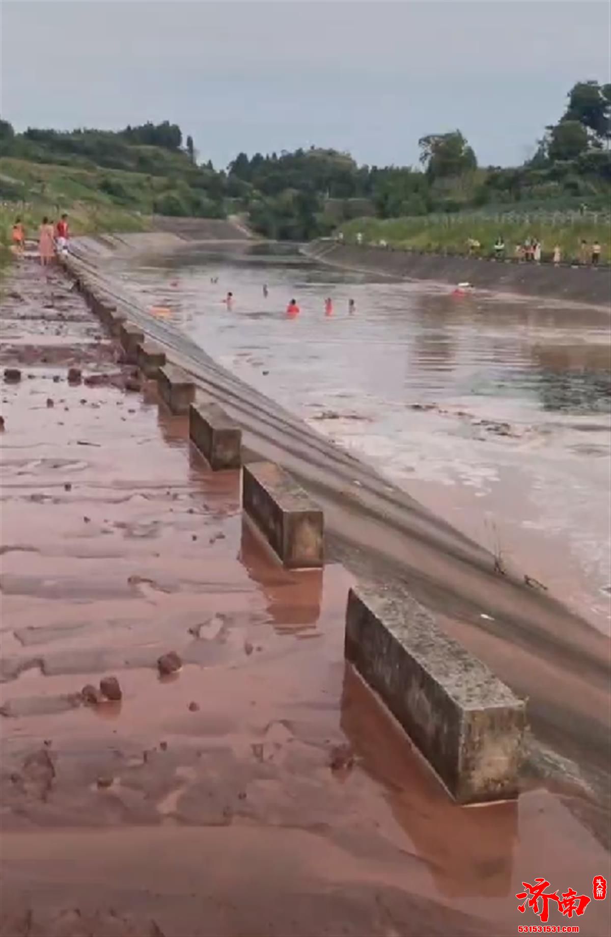 四川蓬溪县一游乐中心游泳池发生垮塌，致一人不幸身亡