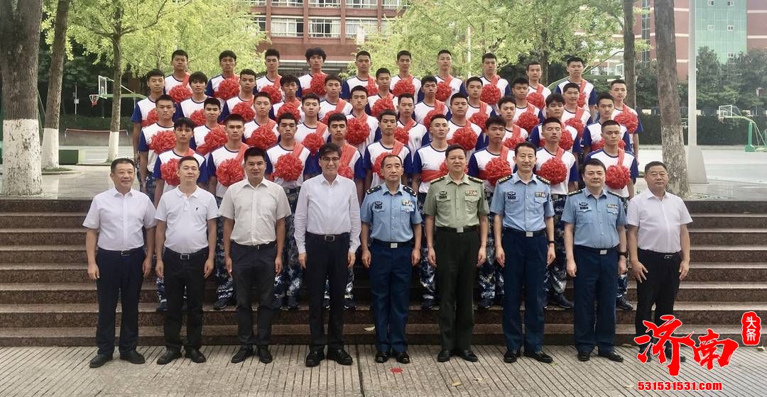 四川绵阳中学举行航空实验班录取通知书颁发仪式  46人被录空军飞行学员