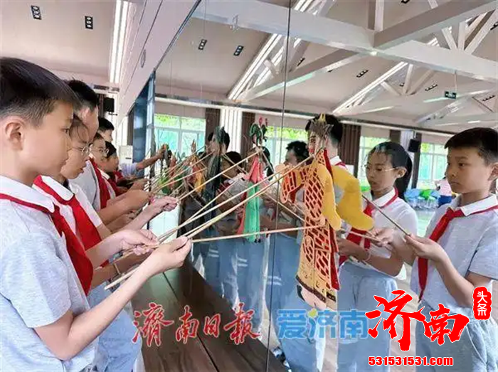 由济南开元外国语小学学生们自编自导自演的皮影戏《济南景点大比拼》精彩上演
